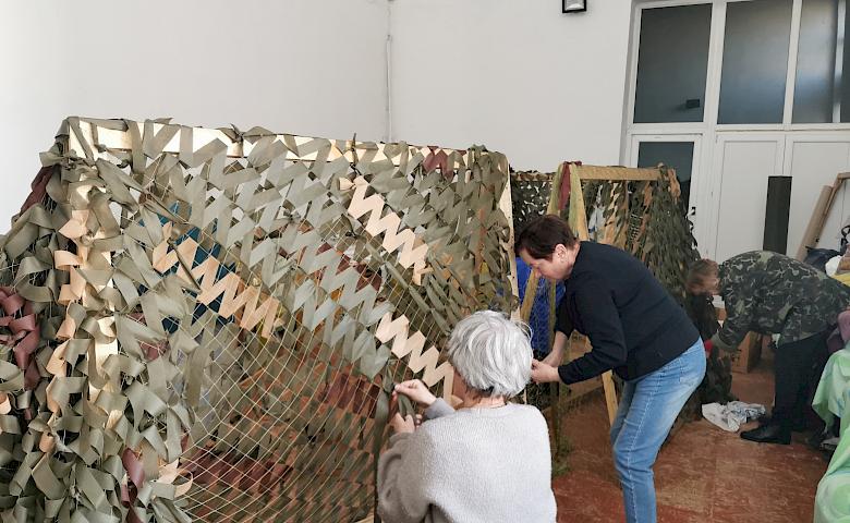 Так кується перемога: як обухівські волонтери плетуть маскувальні сітки для бійців на фронті (відео)