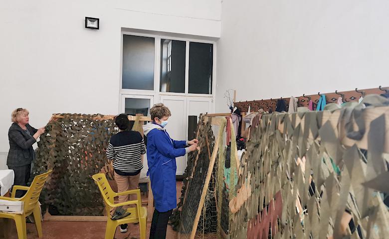 Так кується перемога: як обухівські волонтери плетуть маскувальні сітки для бійців на фронті (відео)