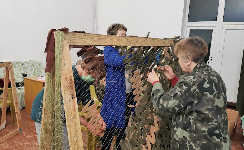 Так кується перемога: як обухівські волонтери плетуть маскувальні сітки для бійців на фронті (відео)