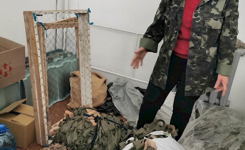 Так кується перемога: як обухівські волонтери плетуть маскувальні сітки для бійців на фронті (відео)