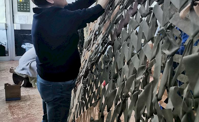 Так кується перемога: як обухівські волонтери плетуть маскувальні сітки для бійців на фронті (відео)