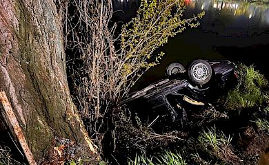 У Василькові водій не впорався і злетів у річку: він і пасажирка вижили