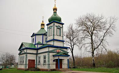 На Київщині стародавню церкву "оздобили" металопрофілем і пластиковими вікнами