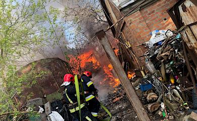 На вулиці Щасливій сталося нещастя: горіли будинки і автомобілі
