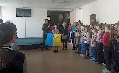 Обухівська школярка отримала подяку від військових: продавала яблука - допомагала ЗСУ