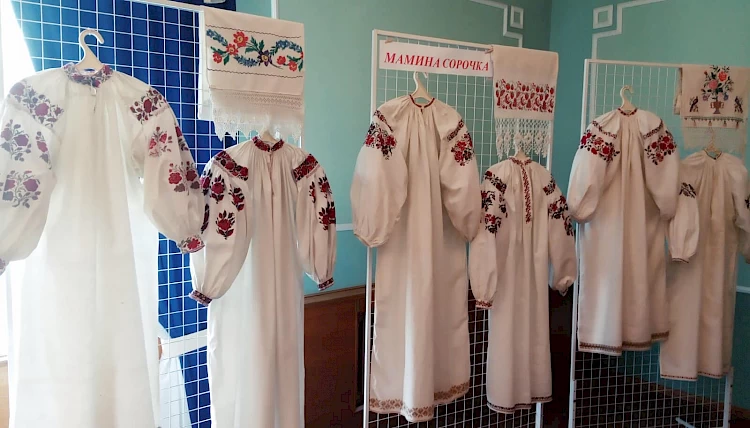 В Обухівському музеї відкрилася виставка української вишиванки "Мамина сорочка"