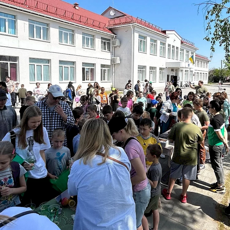 В Козинському ліцею відбувся благодійний ярмарок: виручені кошти передали для жінок в ЗСУ