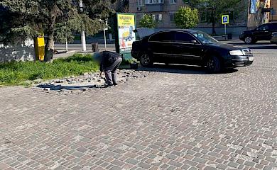 Смішно і грішно: у Василькові  жінка складала до багажника свого автомобіля бруківку з площі