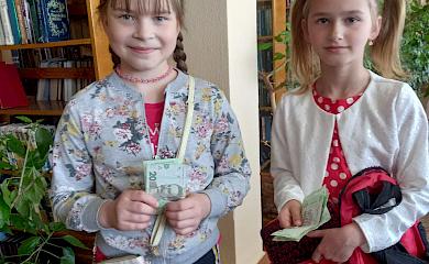 У Богуславі школярки продають браслетики і збирають на ЗСУ