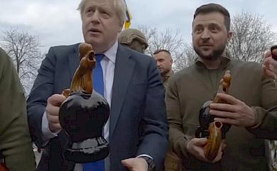 "Васильківський півник" шматує "кремлівську зірку": художниця поділилася картиною