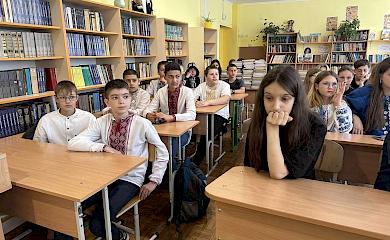 Обухівські школярі поспілкувалися з місцевим письменником і позбулися російськомовної літератури