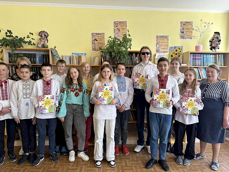 Обухівські школярі поспілкувалися з місцевим письменником і позбулися російськомовної літератури
