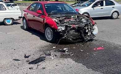 В Обухові мотоцикліст врізався у легковик, а потім у групу пішоходів: що сталося (відео)