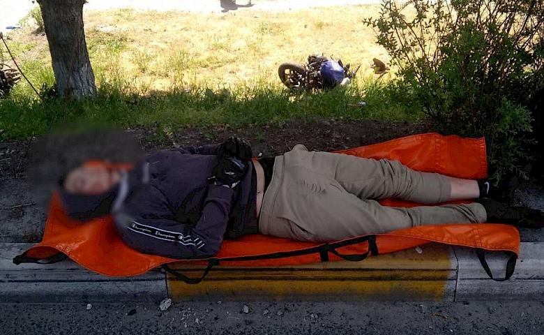 В Обухові мотоцикліст врізався у легковик, а потім у групу пішоходів: що сталося (відео)
