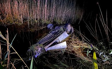 В результаті нічного ДТП біля Обухова авто перекинулося і впало в річку