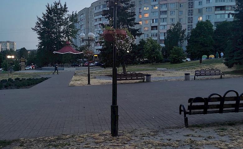 Косіння трави перетворює центр Обухова на пустелю: мешканці нарікають на недолугих комунальників