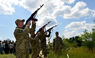 Боєць з Обухівщини по-геройськи загинув під Волновахою: його проводжали від Кагарлика до Черняхова