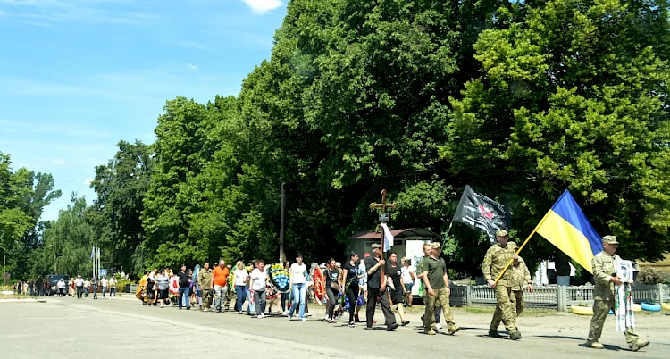 Боєць з Обухівщини по-геройськи загинув під Волновахою: його проводжали від Кагарлика до Черняхова