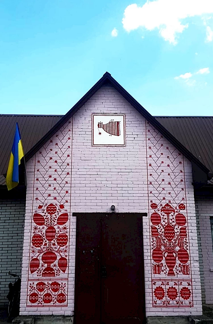 У селі Обухівської громади стіни клубу розписали орнаментами з обухівських рушників