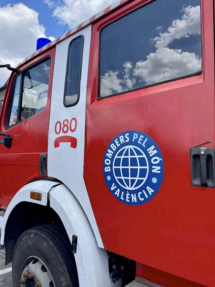 Волонтери подарували васильківським рятувальникам пожежну машину: оснащена сучасними технологіями та обладнанням