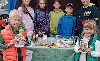 В Обухове юные волонтеры продавали свои изделия и печенье: наторговали 2000,00 грн. - передали на нужды ВСУ