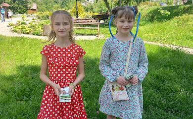 В Богуславе третьеклассницы плетут браслеты, продают прохожим в парке, передают средства военным