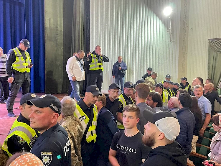 Шабаш не удался: несмотря на нашествие "свистунов" и "титушек" крупнейший храм Мироновки перешел в ПЦУ