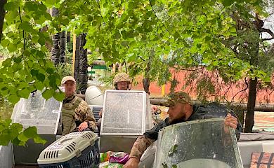 Обуховские самооборонцы помогают спасать людей, животных и имущество на затопленной оккупантами Херсонщине