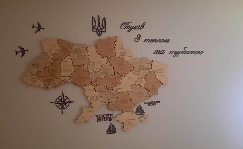 Обухівський дитсадок збирає колекцію карт України: нещодавно колекція поповнилась вишитим експонатом