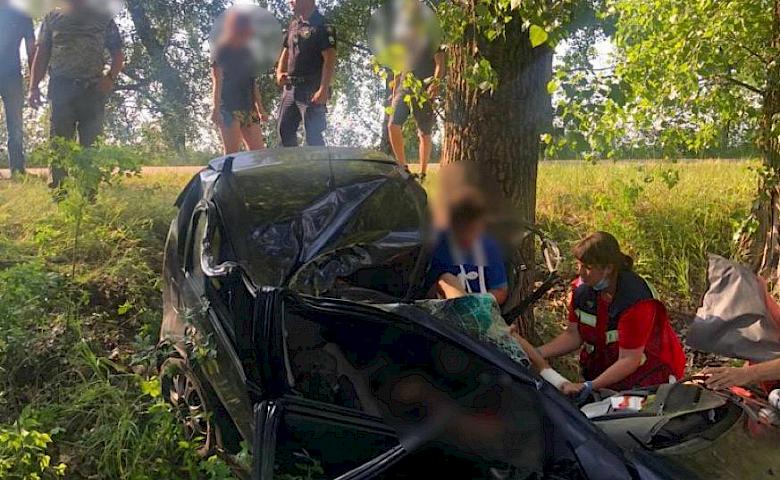 В Броварском районе женщина въехала в дерево и погибла, пострадали четверо детей