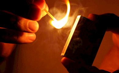 В Украинке злоумышленник решил сжечь чужую парикмахерскую: достал канистру, облил и поджег