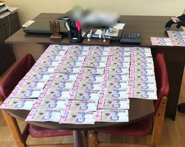 20 тисяч за оренду комунального приміщення: на Київщині посадовця спіймали на хабарі