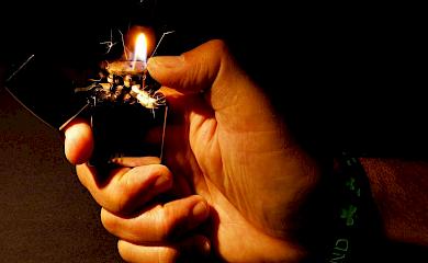 В Обуховском районе женщина облила бензином и подожгла своего племянника - не отдавал деньги