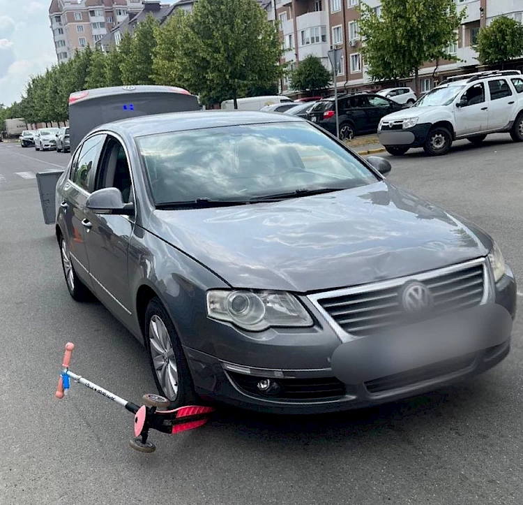 Беременная женщина с двухлетним ребенком попала под колеса авто в Буче, пострадавшие в больнице