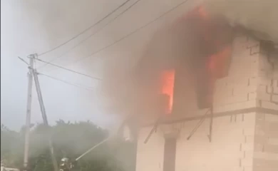 В Гатном молния попала в дом и вызвала пожар (видео)