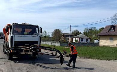 У Василькові тривають роботи з ямкового ремонту та грейдерування доріг