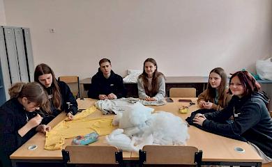 Обухівські школярі два місяці шили лежаки для тварин з притулку