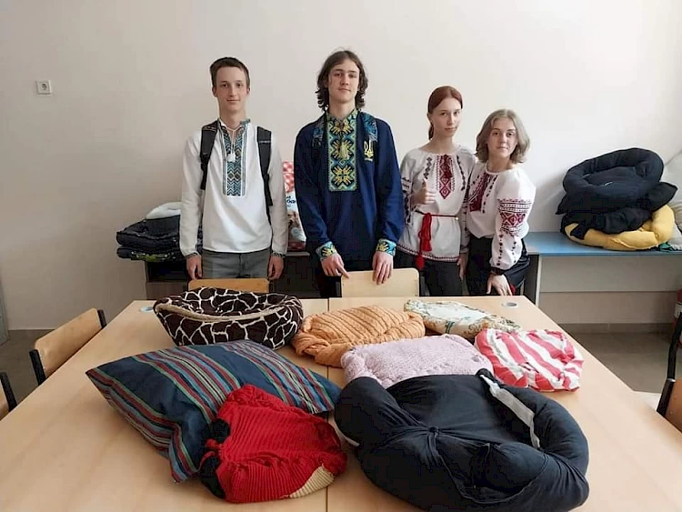 Обухівські школярі два місяці шили лежаки для тварин з притулку