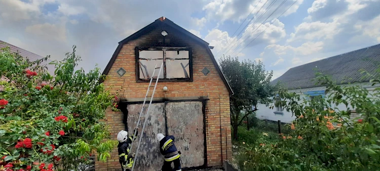 В Миронівській тергромаді горіла крівля господарчої споруди: пожежу локалізували і ліквідували