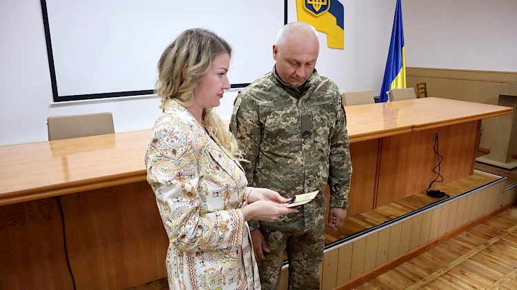 У Василькові батькам загиблого бійця передали "Золотий хрест" сина