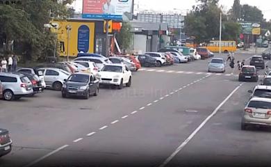 В Ірпені чоловік кинувся під колеса автомобіля і понесе адміністративне покарання