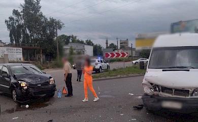 На Бучанщине микроавтобус столкнулся с легковушкой, пострадало несколько человек (фото)
