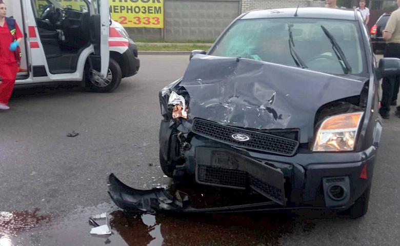 На Бучанщині мікроавтобус зіткнувся з легковиком, постраждало кілька людей (фото)