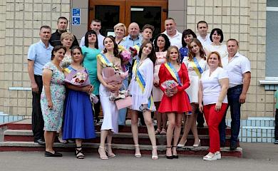 У Ржищівській тергромаді випускникам вручили документи про освіту
