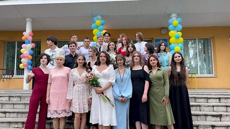 У Ржищівській тергромаді випускникам вручили документи про освіту