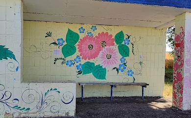 Замість петриківського розпису - оголошення: як вандали псують зупинку на Обухівщині