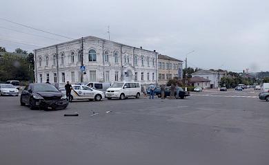 У Василькові сталося потрійне ДТП: кермувальника та пасажирів автомобіля ВАЗ госпіталізовано