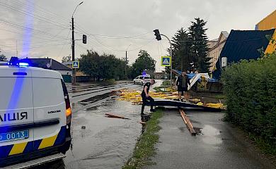 Сорванная крыша и сломанная труба котельной: последствия непогоды на Киевщине