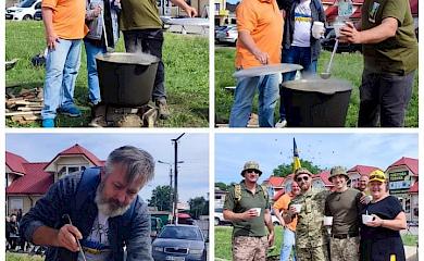 Ржищівські волонтери годували смаколиками і збирали кошти на плетіння сіток для фронту