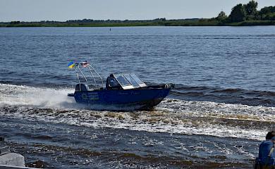 Американська письменниця подарувала поліції 5 катерів на набережній в Українці
